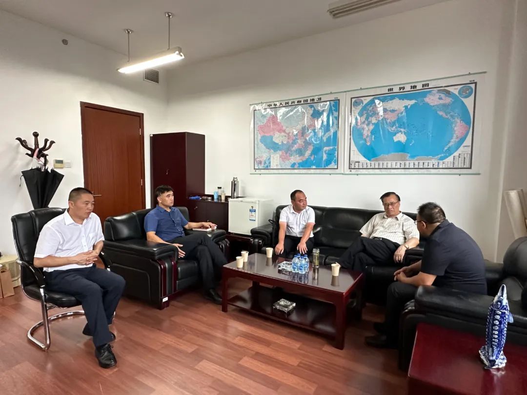 来凤藤茶大会筹备组一行拜访翟虎渠会长