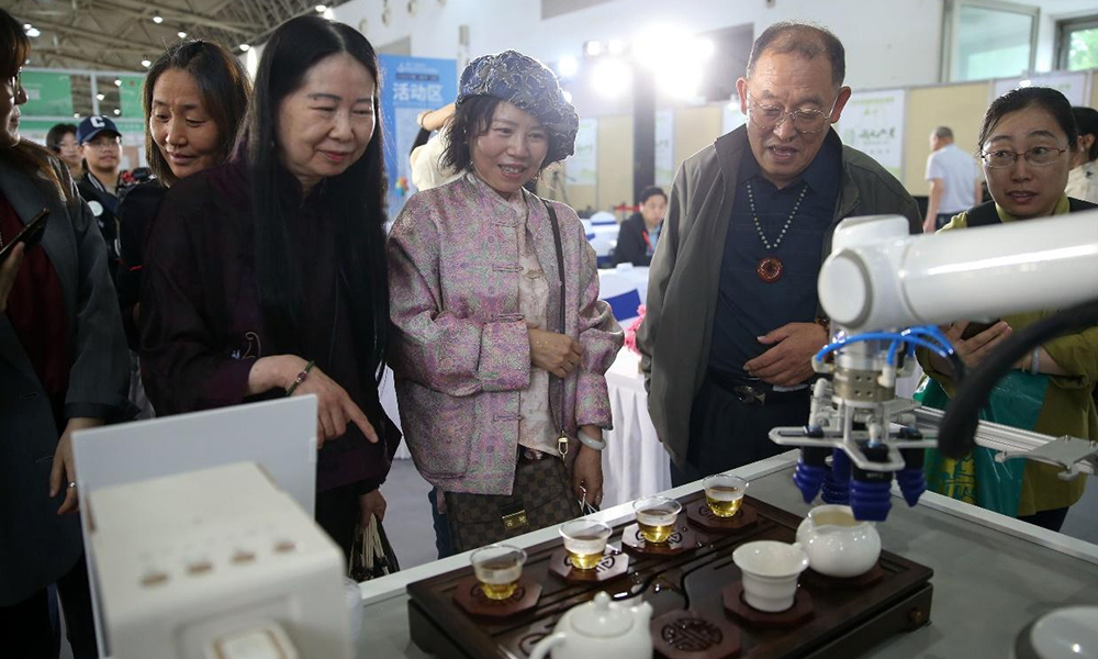 千年茶文化遇上高科技，茶博会上机器人“秀茶艺”
