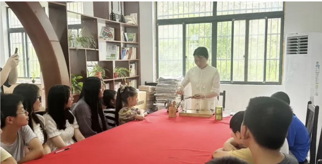 会员动态｜我会会员单位湖北玉皇剑茶业助力夏家寨村暑期儿童读书会活动