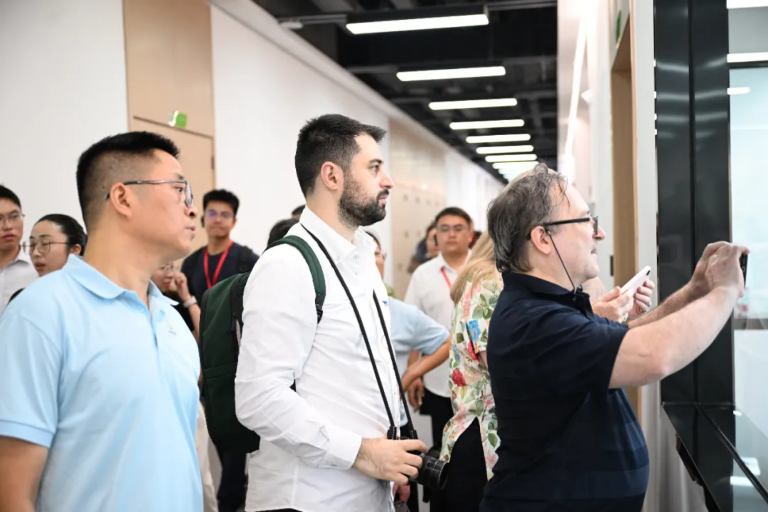 中外嘉宾实地考察见证藤茶产业高质量发展新篇章