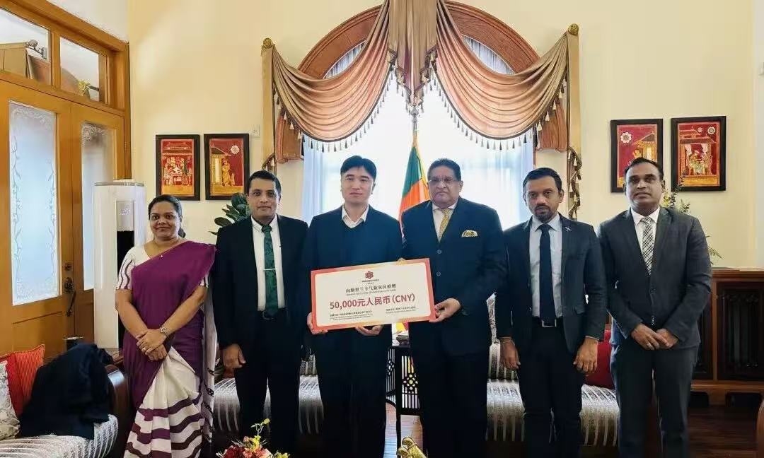 魏有副会长拜访斯里兰卡驻华大使马金达·贾升和先生 并为斯受灾地区捐款