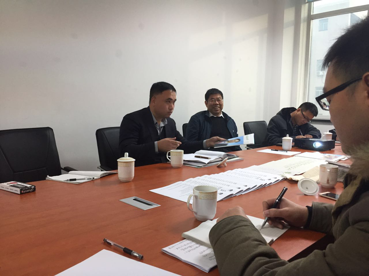 功能农产品委员会召开内部会议